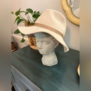 ARITZIA AUXILIARY light beige color Australia Wool Fedora Hat M/L